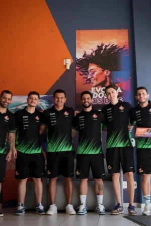 Elenco do Galo visita a Dez Telecom, patrocinadora máster do clube