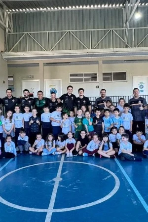Atletas do Galo Futsal visitam a escola Pequeno Príncipe em Dois Vizinhos
