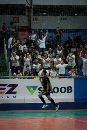 Galo vence o Fazenda Futsal e embala com grande festa no ginásio